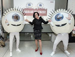 Dr. Maria Knauer-Lukas zwischen zwei Maskottchen "Augen auf die Straße" Projektleitung des Steirischen Verkehrssicherheitsprogrammes