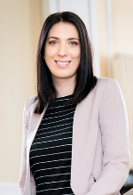 Auf dem Bild sieht man Frau Mag. Sarah Kastner, Referatsleiterin der Verkehrsbehörde